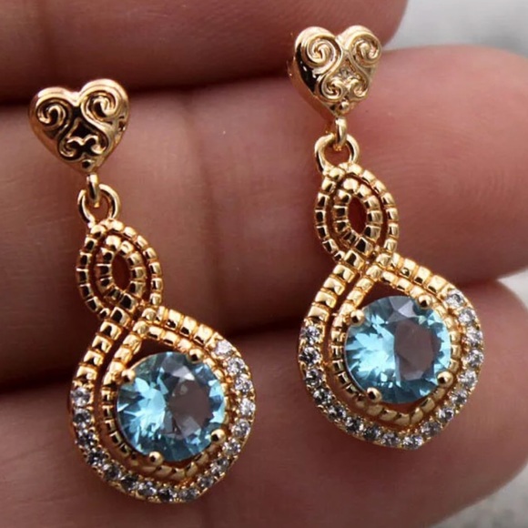 Jewelry - 💝SALE 18k Gold Blue Topaz “Figure 8” earrings
